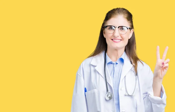 Medelåldern Mogen Läkare Kvinna Bär Medicinsk Kappa Över Isolerade Bakgrund — Stockfoto