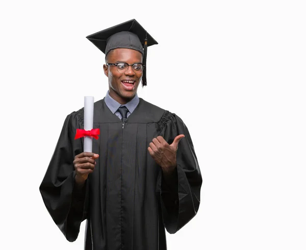 Joven Hombre Afroamericano Graduado Sosteniendo Grado Sobre Fondo Aislado Señalando — Foto de Stock