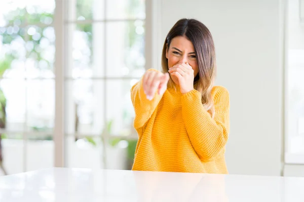 Young Beautiful Woman Wearing Winter Sweater Home Laughing You Pointing — Stock Photo, Image