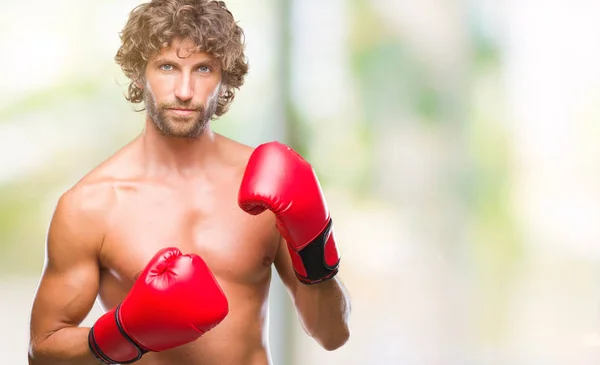 Hombre Guapo Boxeador Hispano Usando Guantes Boxeo Sobre Fondo Aislado —  Fotos de Stock