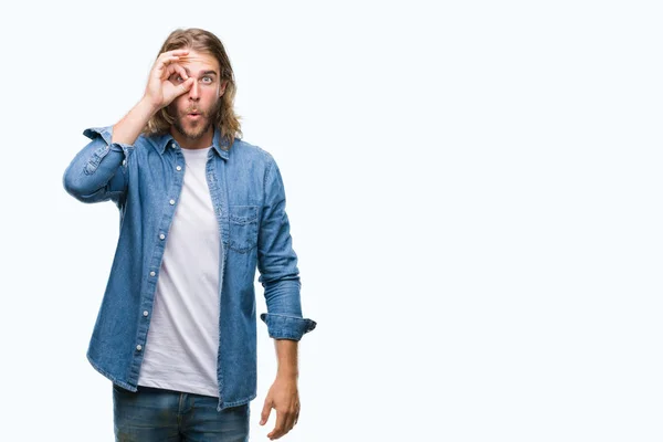 Homem Bonito Jovem Com Cabelos Longos Sobre Fundo Isolado Fazendo — Fotografia de Stock