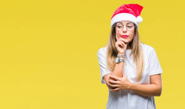 Jeune Belle Femme Portant Chapeau Noël Sur Fond Isolé Pensant — Photo