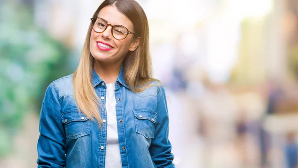 Ung Vacker Kvinna Över Glasögon Över Isolerade Bakgrund Winking Tittar — Stockfoto