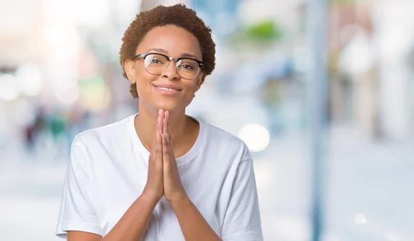 Gyönyörű Fiatal Afrikai Amerikai Szemüveg Elszigetelt Háttér Imádkozott Együtt Kér — Stock Fotó