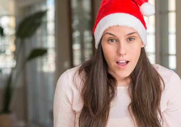 Bella Giovane Donna Che Indossa Cappello Babbo Natale Casa Spaventata — Foto Stock