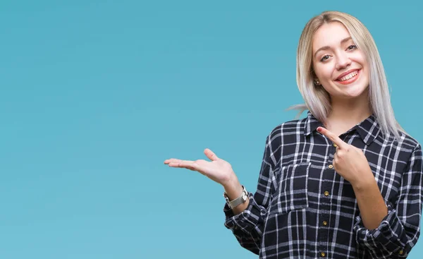 Jonge Blonde Vrouw Geïsoleerde Achtergrond Verbaasd Lachend Naar Camera Tijdens — Stockfoto