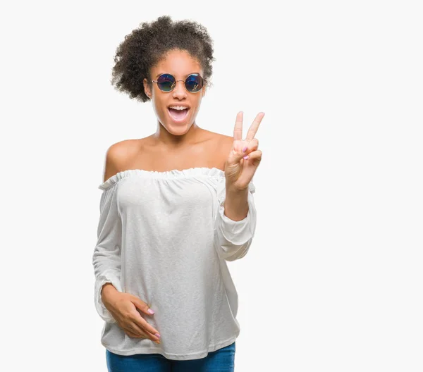 Jovem Afro Americana Usando Óculos Sol Sobre Fundo Isolado Sorrindo — Fotografia de Stock