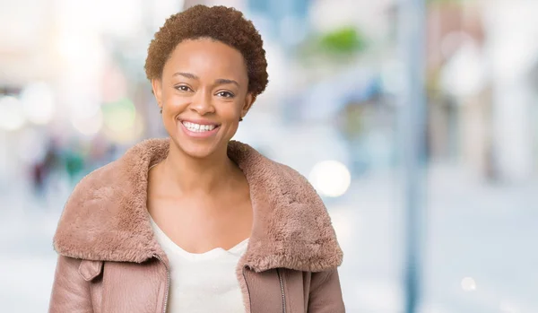 Mladá Africká Americká Žena Nosí Zimní Kabát Přes Izolované Pozadí — Stock fotografie