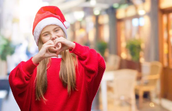 Menina Bonita Nova Vestindo Chapéu Natal Sobre Fundo Isolado Sorrindo — Fotografia de Stock