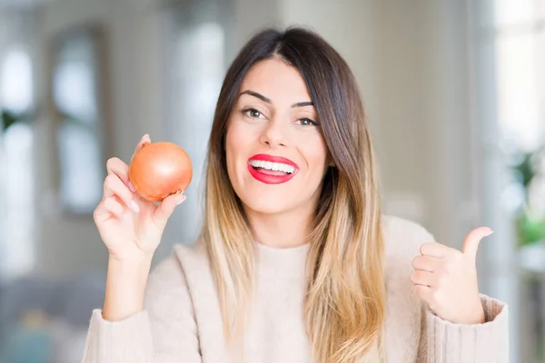 Junge Schöne Frau Mit Frischen Zwiebeln Hause Zeigt Und Zeigt — Stockfoto