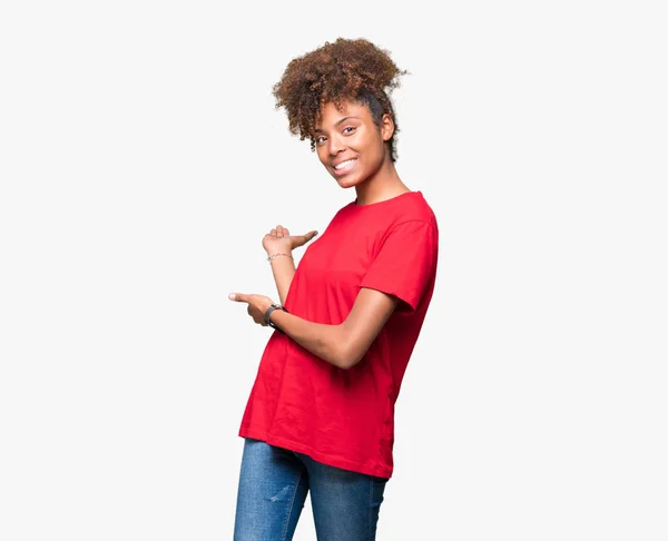 Hermosa Joven Afroamericana Sobre Fondo Aislado Invitando Entrar Sonriente Natural — Foto de Stock