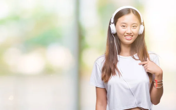 Jonge Aziatische Vrouw Luisteren Naar Muziek Hoofdtelefoon Dragen Geïsoleerd Achtergrond — Stockfoto