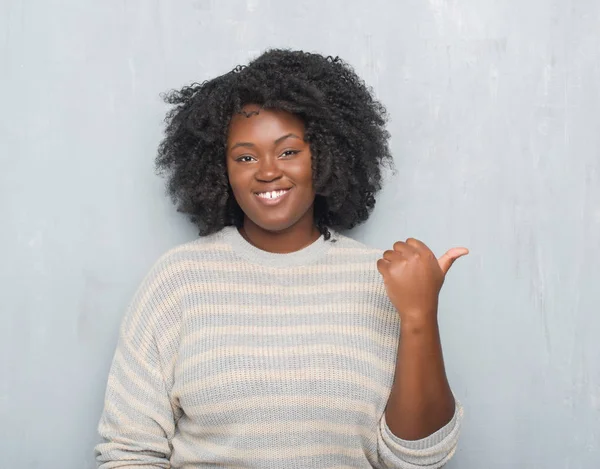 Fiatal Afro Amerikai Valamint Mérete Visel Egy Pulóvert Mosolygós Boldog — Stock Fotó