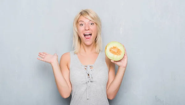 Femme Caucasienne Adulte Sur Mur Gris Grunge Mangeant Melon Cantaloup — Photo