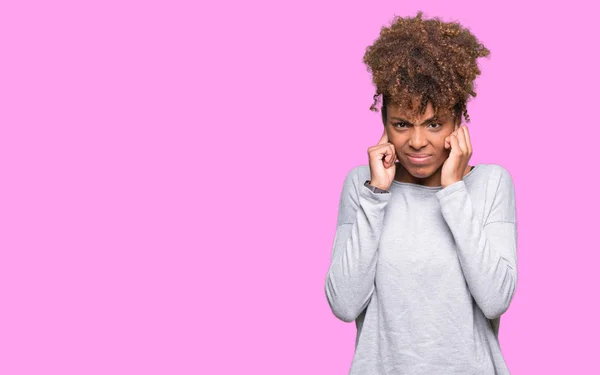 騒々しい音楽のノイズの腹が立つ式の指を使って耳をカバー分離の背景に美しい若いアフリカ系アメリカ人女性 聴覚障害者の概念 — ストック写真
