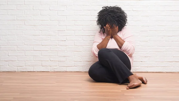 Mujer Afroamericana Joven Sentada Suelo Casa Con Expresión Triste Cubriendo — Foto de Stock