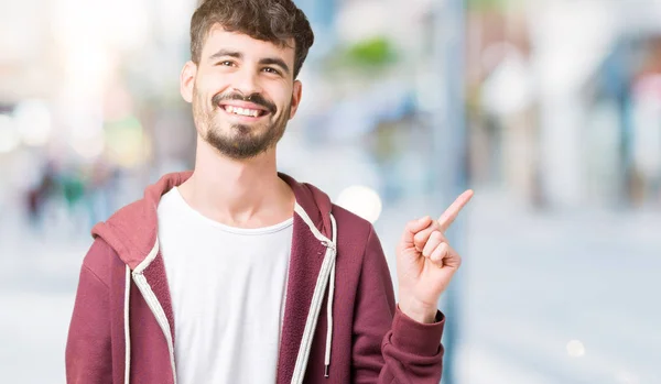 Joven Hombre Guapo Sobre Fondo Aislado Con Una Gran Sonrisa — Foto de Stock