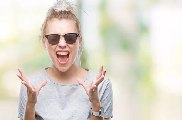 Giovane Donna Bionda Con Gli Occhiali Sole Sfondo Isolato Che — Foto Stock