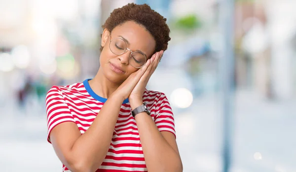 Linda Jovem Afro Americana Vestindo Óculos Sobre Fundo Isolado Dormindo — Fotografia de Stock