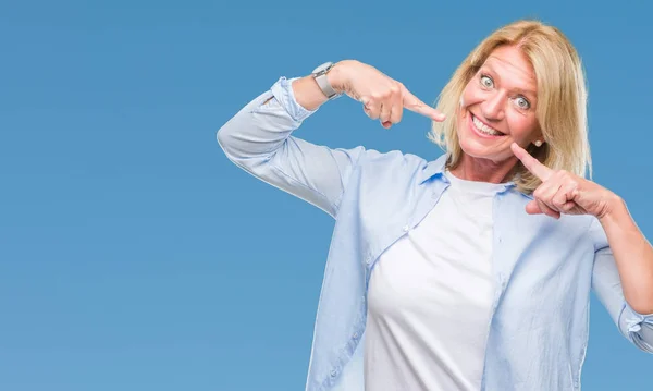 Middle Age Blonde Woman Isolated Background Smiling Confident Showing Pointing — Stock Photo, Image