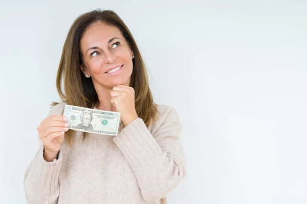 Жінка Середнього Віку Тримає Банкноту Доларів Над Ізольованим Тлом Серйозно — стокове фото