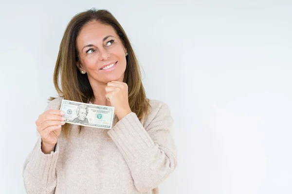 Frau Mittleren Alters Mit Dollar Schein Über Isoliertem Hintergrund Ernstes — Stockfoto