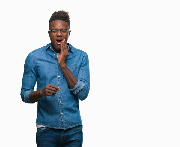 Jovem Afro Americano Sobre Fundo Isolado Tocando Boca Com Mão — Fotografia de Stock