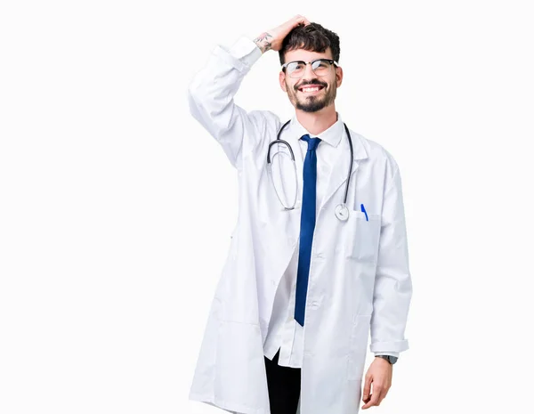年轻的医生人穿医院外套在孤立的背景微笑自信触碰头发与手举手势 摆姿势有吸引力 — 图库照片
