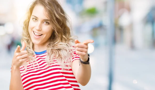 Bella Giovane Donna Bionda Sfondo Isolato Puntando Dita Alla Fotocamera — Foto Stock