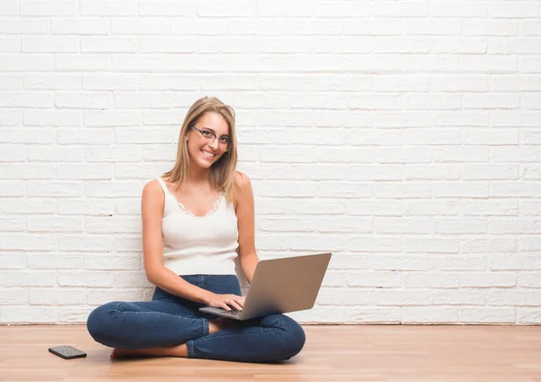 Hermosa Mujer Joven Sentada Suelo Trabajando Usando Portátil Casa Con —  Fotos de Stock