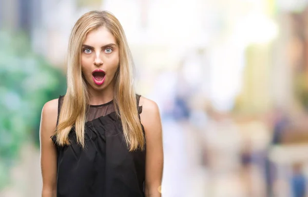 Jeune Belle Femme Aux Yeux Blonds Bleus Sur Fond Isolé — Photo