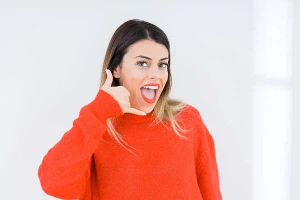 Junge Frau Lässigem Roten Pullover Vor Isoliertem Hintergrund Lächelt Und — Stockfoto
