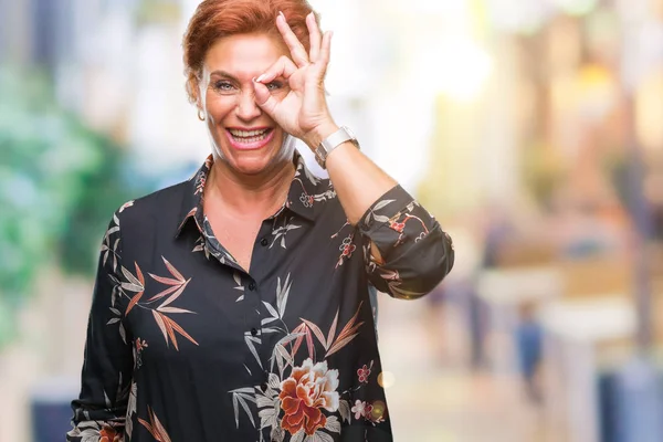 Mulher Ruiva Caucasiana Sênior Atrativa Sobre Fundo Isolado Fazendo Gesto — Fotografia de Stock