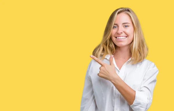 Bela Jovem Mulher Negócios Sobre Fundo Isolado Alegre Com Sorriso — Fotografia de Stock