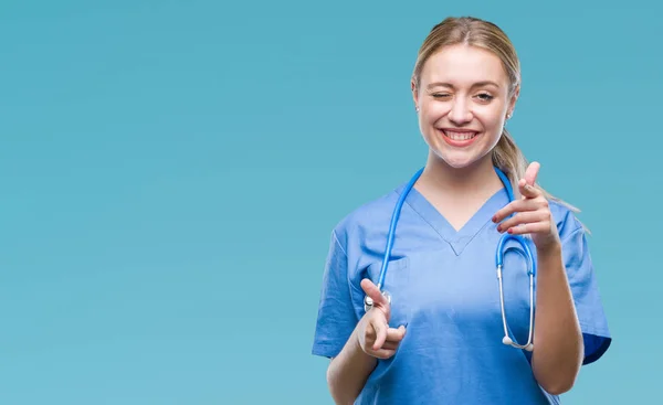 Mladá Blondýna Chirurg Doktor Žena Izolované Pozadí Ukazovat Prstem Kameru — Stock fotografie