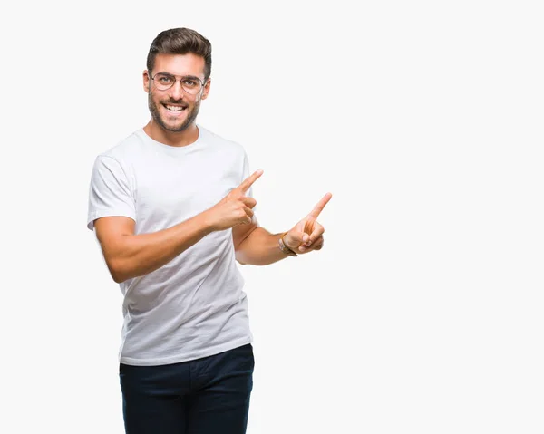 Homem Bonito Jovem Usando Óculos Sobre Fundo Isolado Sorrindo Olhando — Fotografia de Stock