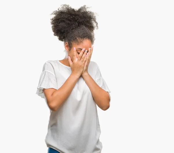 Jovem Afro Americana Sobre Fundo Isolado Com Expressão Triste Cobrindo — Fotografia de Stock