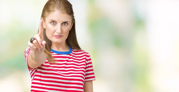 Mujer Madura Mediana Edad Que Usa Una Camiseta Casual Sobre —  Fotos de Stock