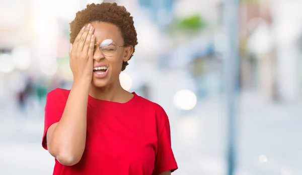 Красивая Молодая Африканская Американка Очках Изолированном Фоне Зевает Уставшей Прикрывая — стоковое фото