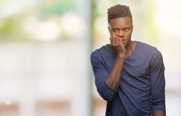 Unga Afroamerikanska Mannen Över Isolerade Bakgrund Ser Stressad Och Nervös — Stockfoto