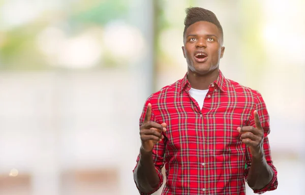 Mladý Američan Afričana Muž Izolované Pozadí Ohromen Překvapen Vzhlédl Ukázal — Stock fotografie