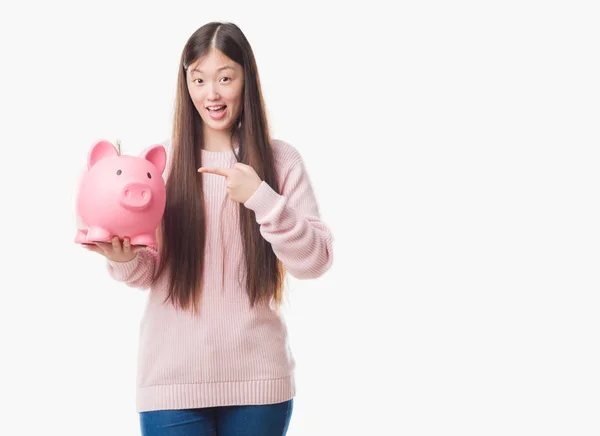 Joven Mujer China Sobre Fondo Aislado Sosteniendo Alcancía Muy Feliz —  Fotos de Stock