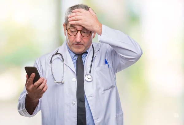 Hombre Guapo Médico Senior Que Envía Mensajes Texto Usando Smarpthone — Foto de Stock
