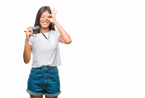 Junge Asiatische Frau Hält Vintagera Fotokamera Über Isolierten Hintergrund Mit — Stockfoto