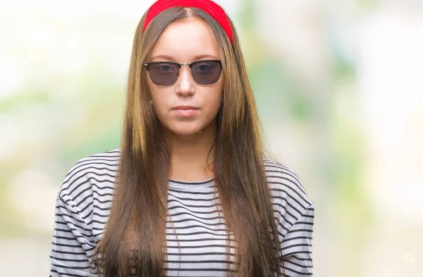 Unga Vackra Kaukasiska Kvinna Bär Solglasögon Över Isolerade Bakgrund Med — Stockfoto