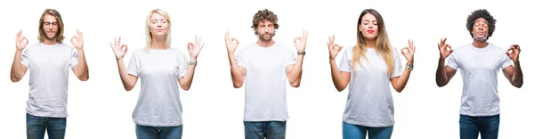 一群人穿着休闲白色 T恤在孤立的背景放松和微笑闭着眼睛做冥想手势用手指 瑜伽概念 — 图库照片