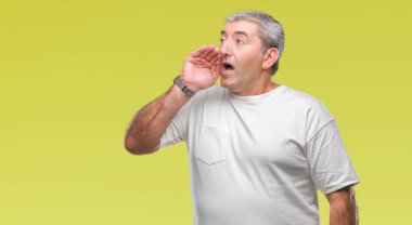 Bağırarak ve ağzı üzerinde el ile yan için çığlık izole arka plan üzerinde yakışıklı komuta sizde. İletişim kavramı.