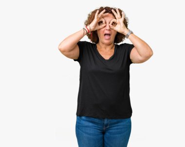 Güzel orta ager üst düzey kadın dilini, parmaklarının arasından baktığını yapışmasını dürbün gibi ok jest yapıyor izole arka plan yüzünden. Deli ifade.