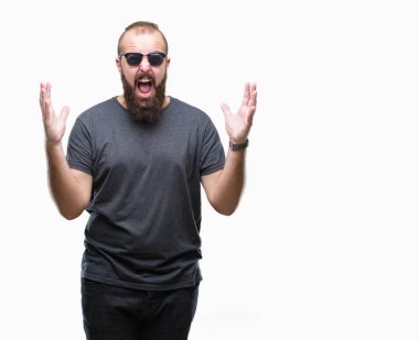 Üzerinde güneş gözlüğü takmış Genç beyaz hipster adam arka plan deli izole ve deli bağırarak ve agresif ifade ve silah kaldırdı bağırıyor. Hayal kırıklığı kavramı.