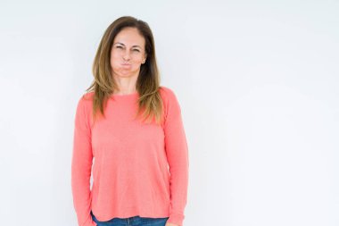 Komik surat ile yanakları şişirme izole arka plan güzel orta yaş kadın. Ağız ile hava, deli ifade şişirilmiş.